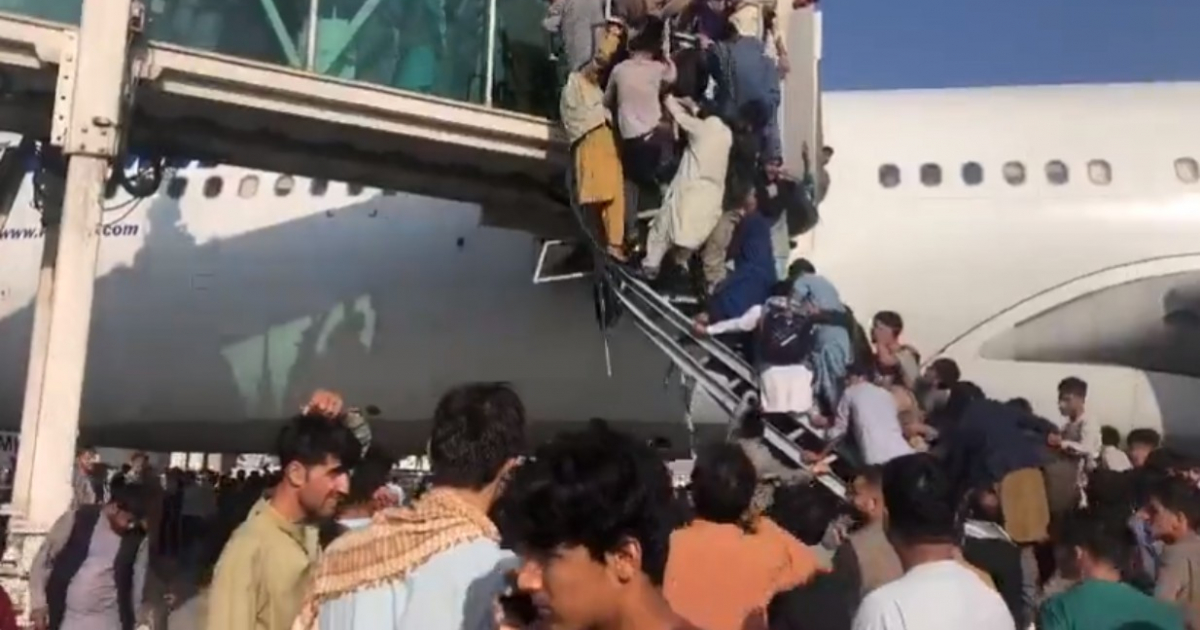 Afganos intentan escapar de Kabul © Screenshot
