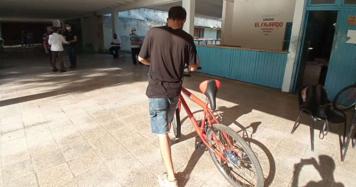 Estudiante con bicicleta cubana © Twitter / @UCLVCU