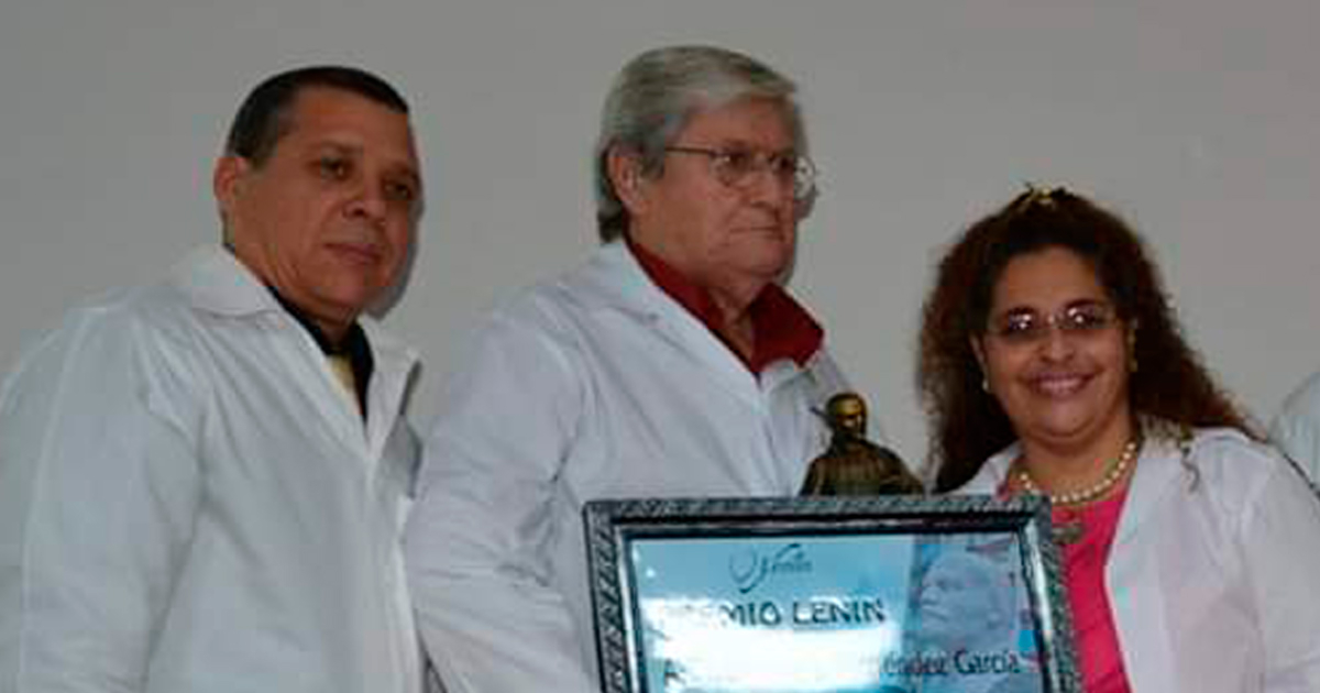 Enrique Jesús Menéndez García (al centro) © Facebook / Hospital Lenin