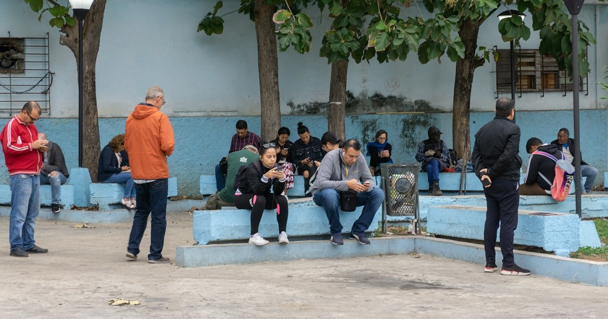Cubanos conectados a Internet en La Habana (Imagen de archivo) © CiberCuba
