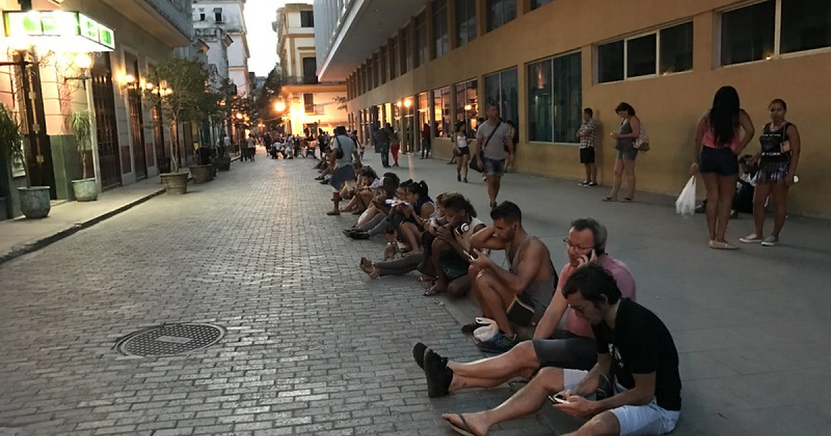 Cubanos conectados a una red wifi pública © CiberCuba