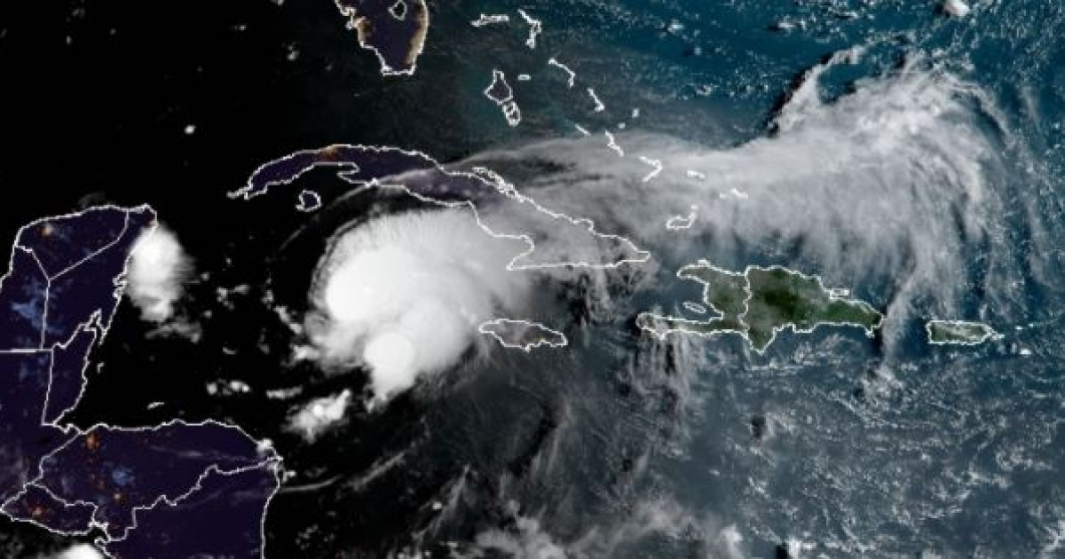 Imagen del satélite muestra banda de nublados asociados a Grace © NOAA