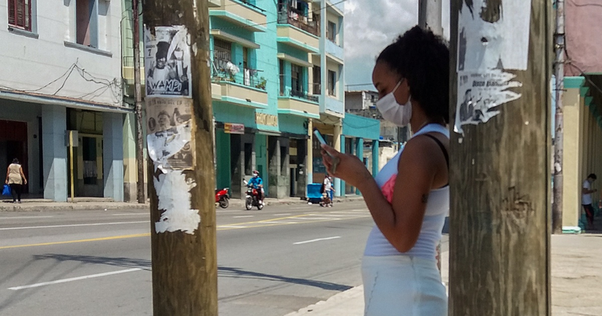 Mujer usando internet en Cuba (Imagen referencial) © CiberCuba