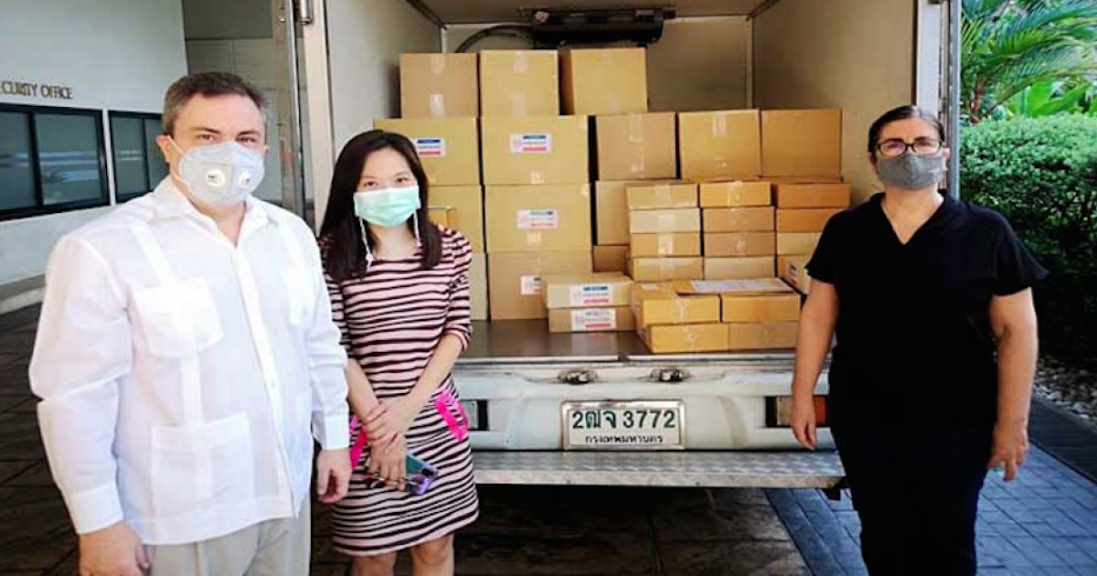 Funcionario del MINSAP recibe donación tailandesa © Prensa Latina