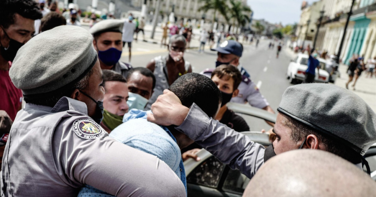 La policía cubana detiene a un manifestante en La Habana, el pasado 11 de julio. © Adalberto Roque/AFP
