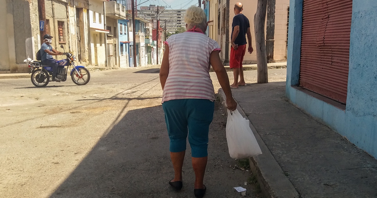 Señora caminando en La Habana (Imagen de referencia) © CiberCuba
