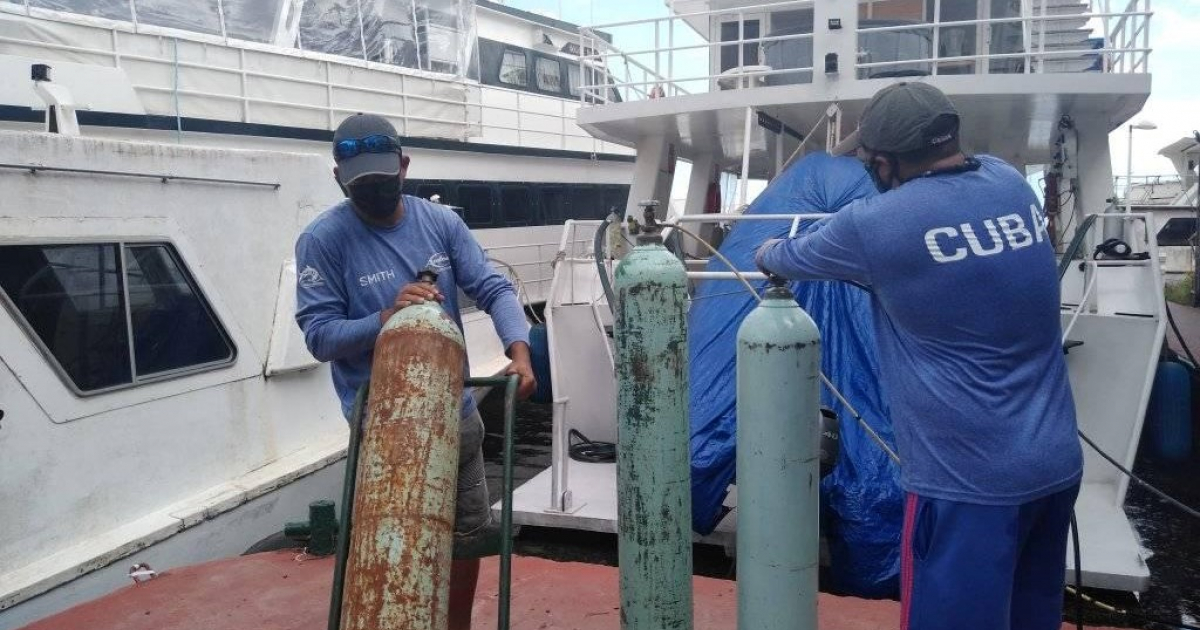 Rellenan directamente desde embarcaciones botellones médicos con aire comprimido en la Marina Marlin Azulmar de Ciego de Ávila © Facebook / Arletty White 