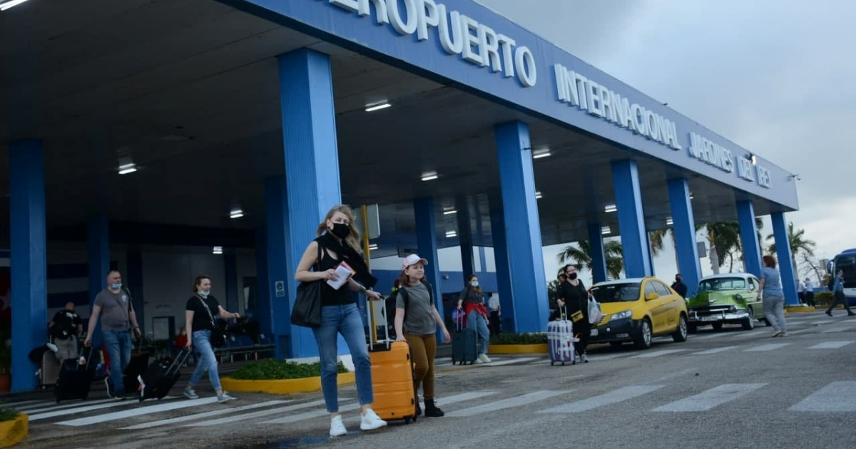 Turistas en Cuba (referencia) © Facebook/Aeropuerto Internacional Jardines del Rey.