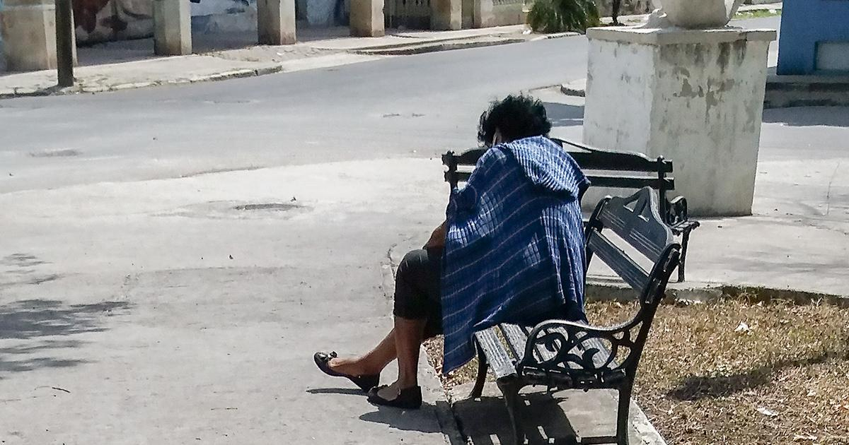 Mujer en un banco en Cuba (Imagen referencial) © CiberCuba