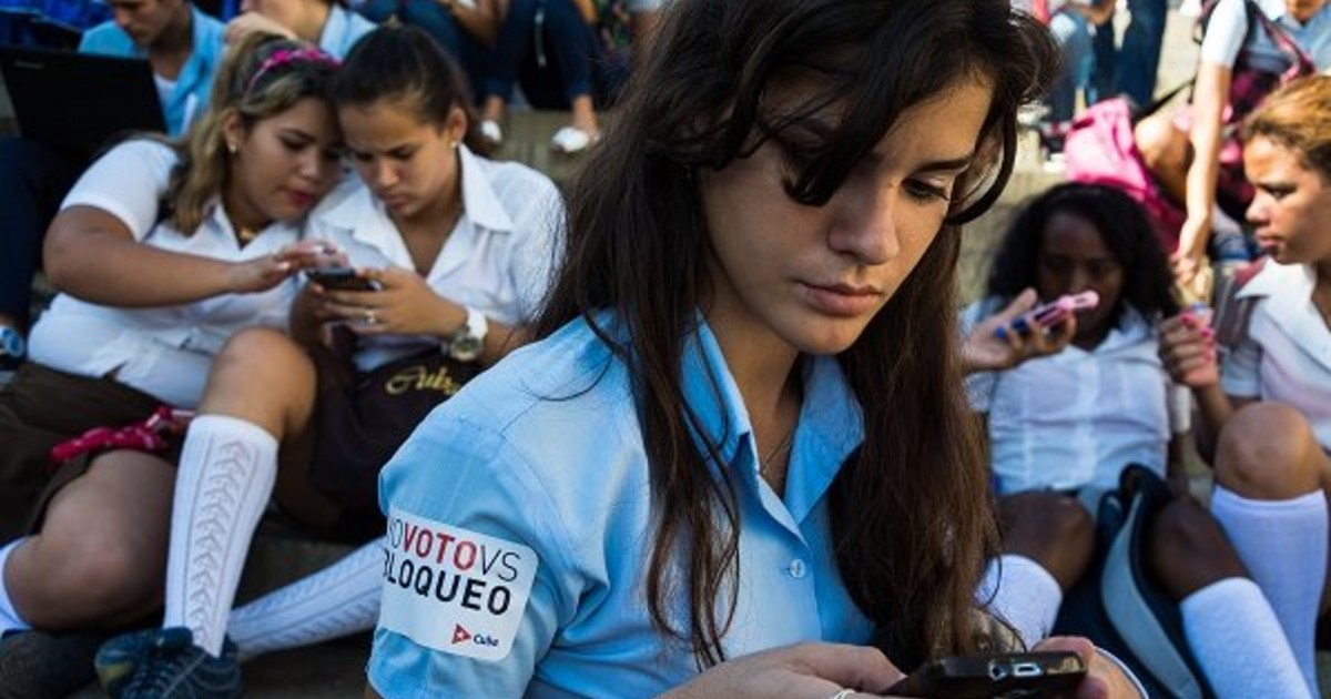 Jóvenes cubanos participan en un tuitazo oficialista © Juventud Rebelde / Calixto N. Llanes