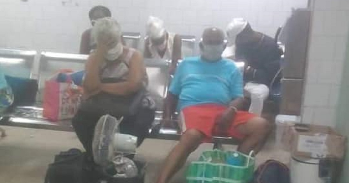 Erasmo Quintana estuvo sentado cerca de 20 horas en los bancos de un hospital en Santiago de Cuba © Facebook / Ramón Bolaño