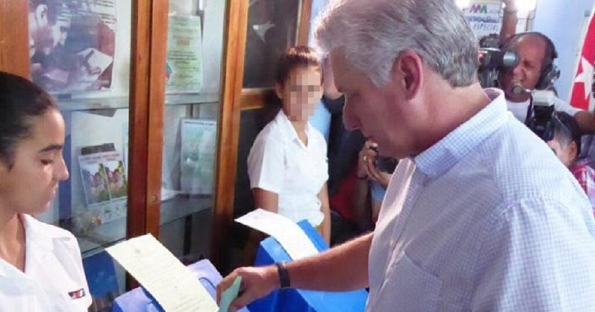 El gobernante cubano Miguel Díaz-Canel votando en elecciones en la isla. © Granma