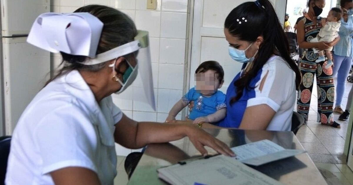 Atención a un bebé en Cuba (imagen de referencia). © ACN