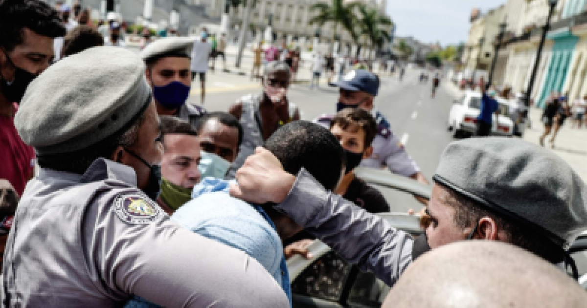 La policía cubana detiene a un manifestante en La Habana, el pasado 11 de julio © Adalberto Roque/AFP