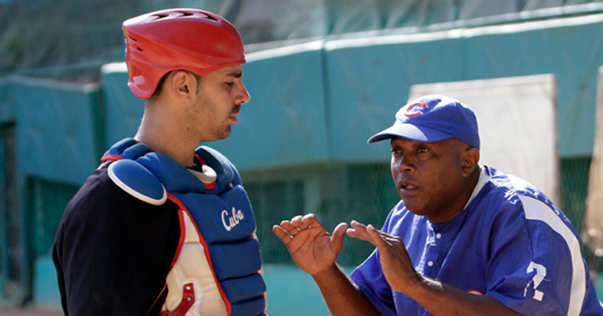 Giraldo, impartiendo instrucciones a Lorenzo Quintana, hoy ligado a los Astros de Houston © Ismael Francisco/Cubadebate