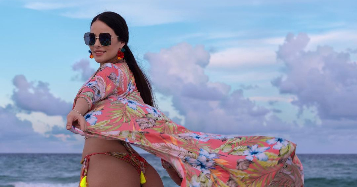 Haniset Rodríguez posando con bikini estilo tanga desde la playa © Instagram / Haniset Rodriguez