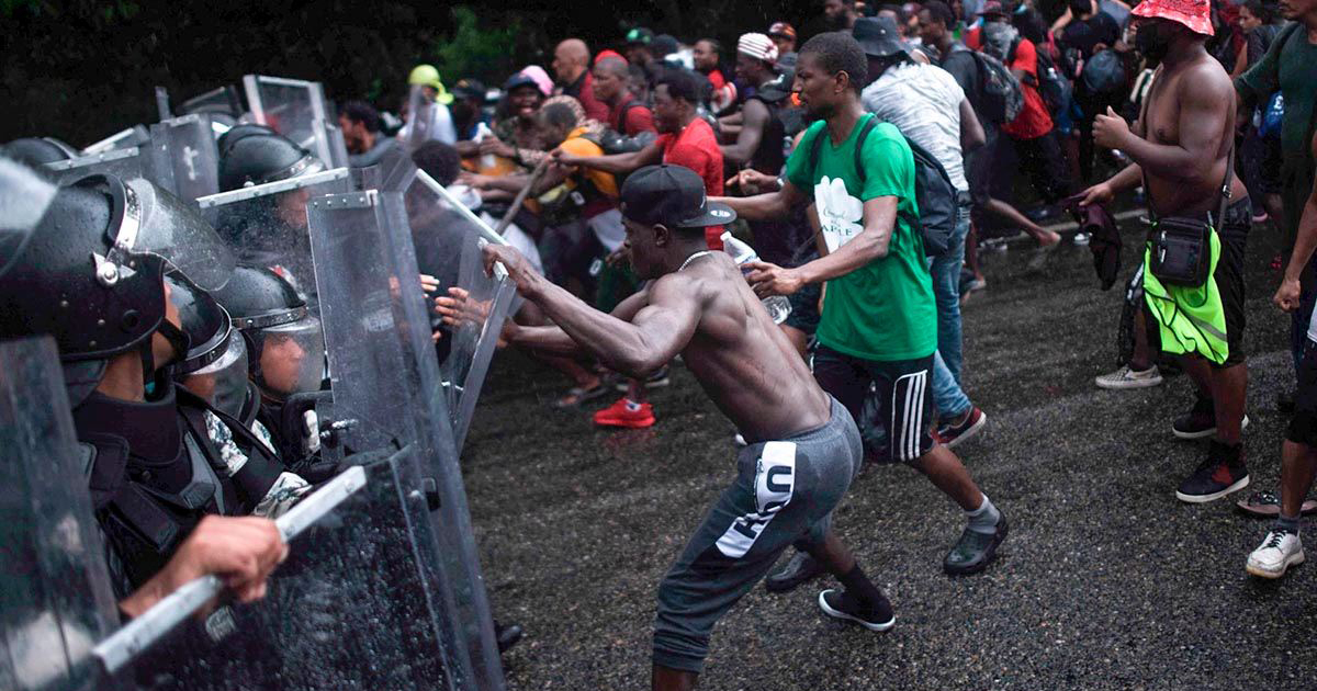 Migrantes cubanos y haitianos rompen cerco policial en México © Arístegui Noticias / Facebook