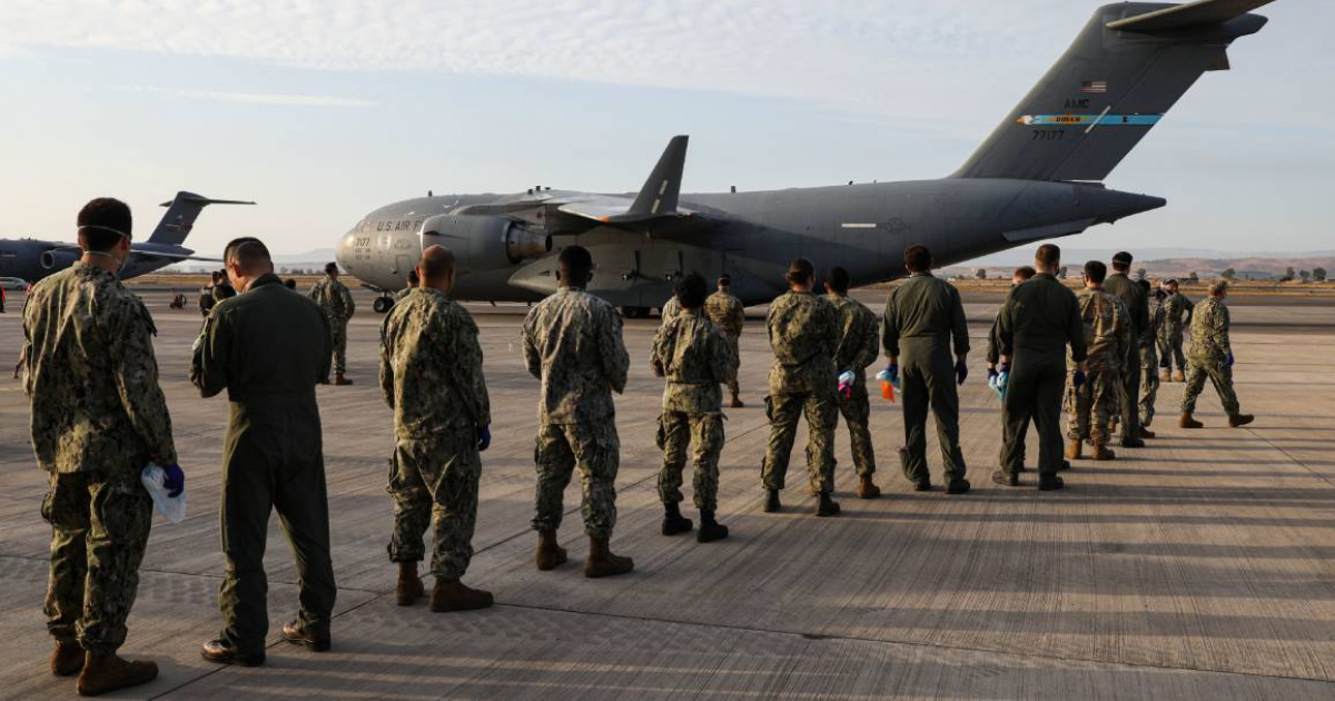 Soldados de EE. UU. evacuados de Afganistán aterrizan en Sigonella, Italia © Twitter @DeptofDefense