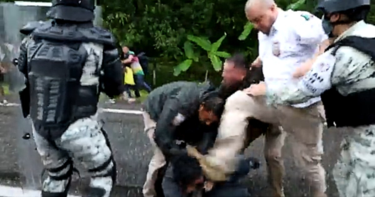 Momento de la agresión de los agentes del INM a uno de los migrantes © Captura de video Twitter / Ana Maria Lomeli