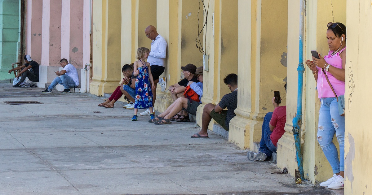 Cubanos conectados a internet en Cuba (Imagen referencial) © CiberCuba