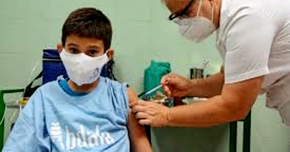 Niño cubano recibe dosis de candidato vacunal Abdala © Granma / Leandro Pérez Pérez