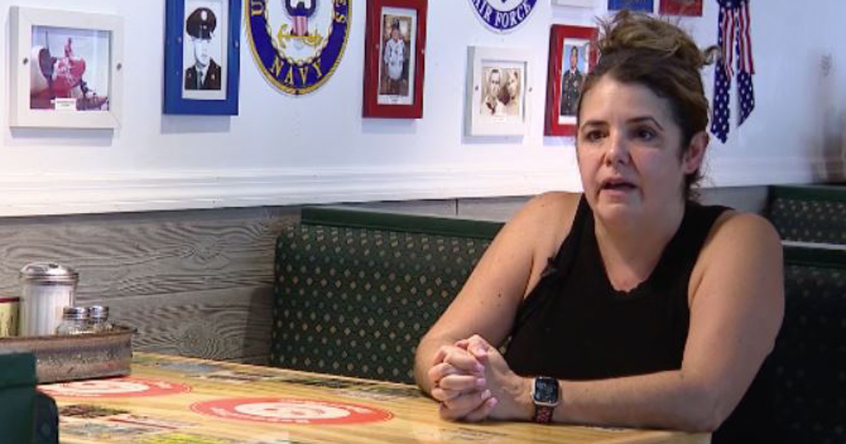 Angie Ugarte, propietaria del restaurante Debary Diner en Volusia, Florida. © Captura de video