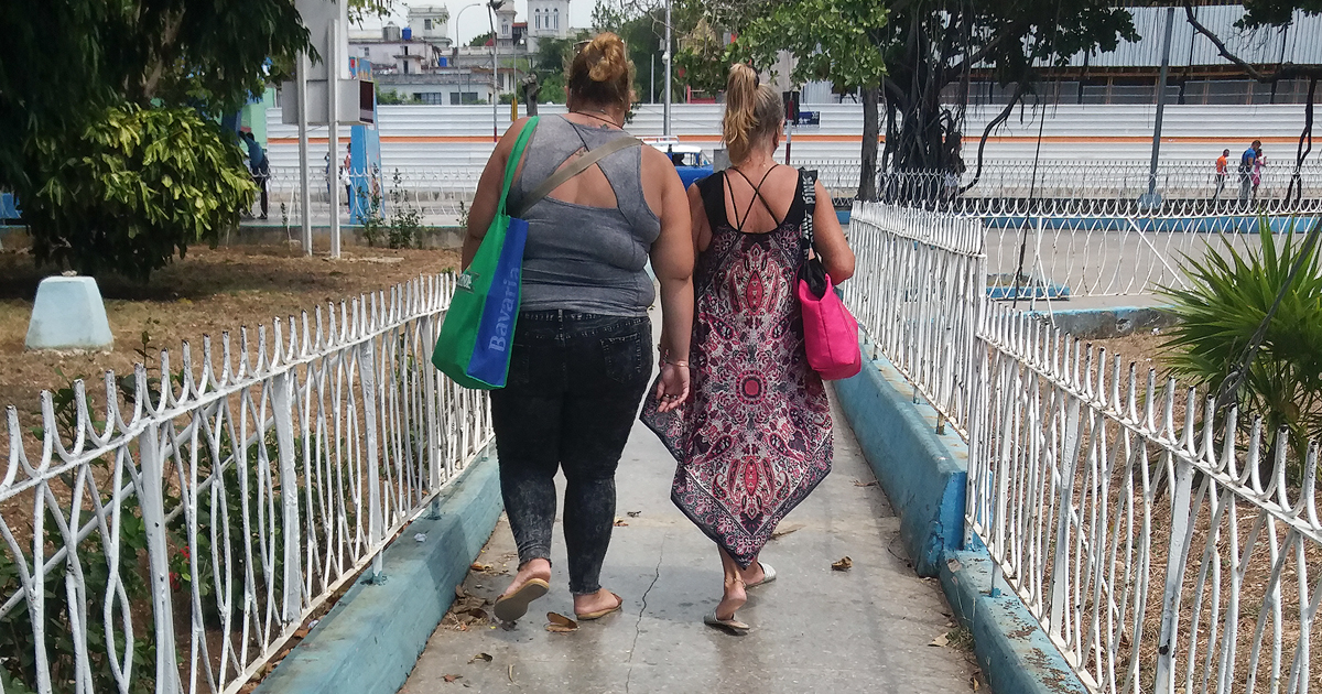 Personas caminando por Coppelia (Imagen de referencia) © CiberCuba
