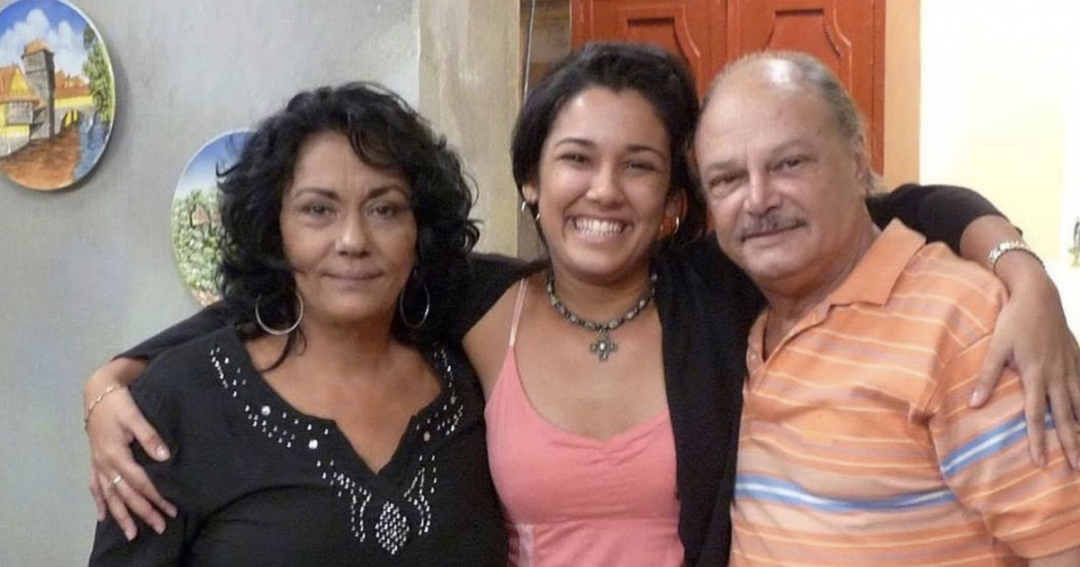 Camila Arteche junto a Enrique Molina y Alina Rodríguez © Instagram / Camila Arteche