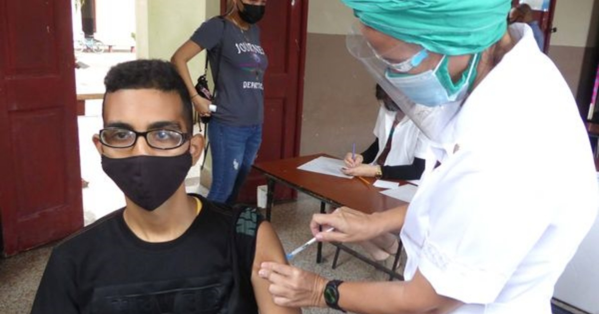 Vacunación a estudiantes cubanos en Cuba © Cubadebate