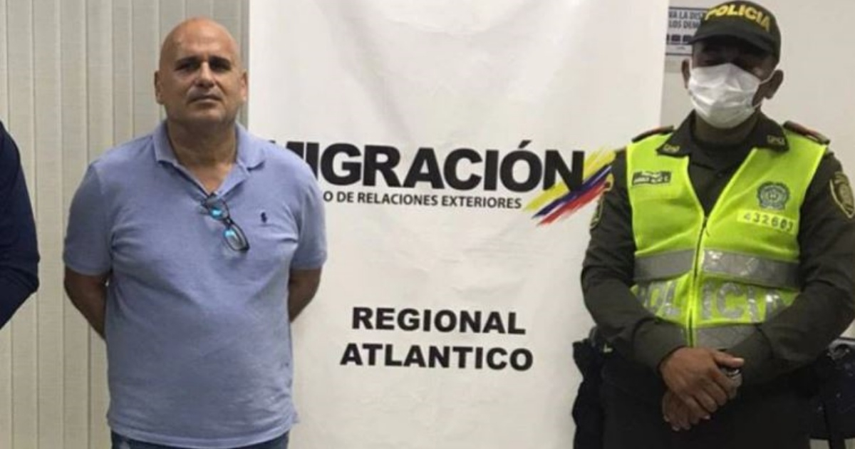 Jhon Carlos Torres Castro, cubanoamericano acusado de Narcotráfico en Colombia (i) y Un oficial de Migración Colombia (d) © Migración Colombia
