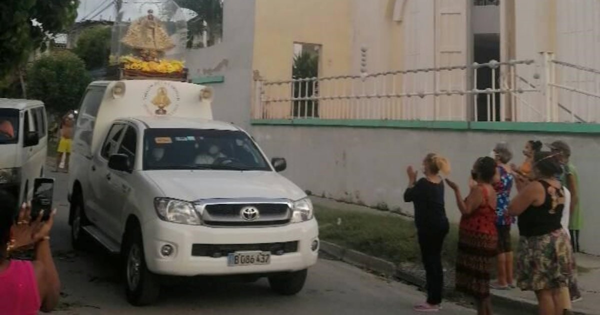 La Virgen de la Caridad del Cobre pasa frente a la Parroquia San Antonio María Claret, en Santiago de Cuba © Facebook/Parroquia San Antonio María Claret, Santiago de Cuba