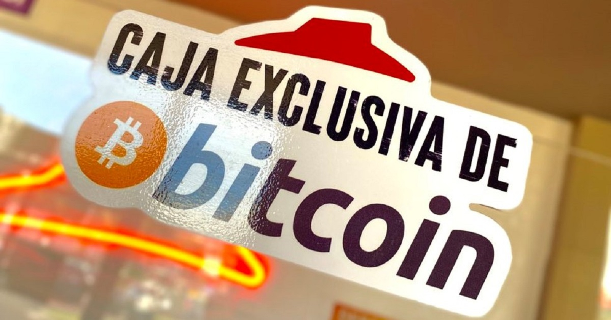 Caja exclusiva de Bitcoin en Pizza Hut. © Twitter / Nayib Bukele
