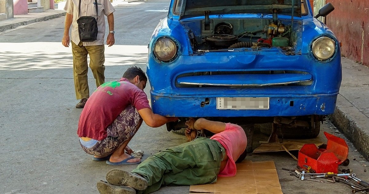 Mecánicos de carros en Cuba (Imagen referencial) © CiberCuba