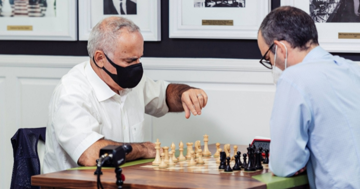 El güinero (derecha) en un momento de su partida ante Kasparov. © @STLChessClub