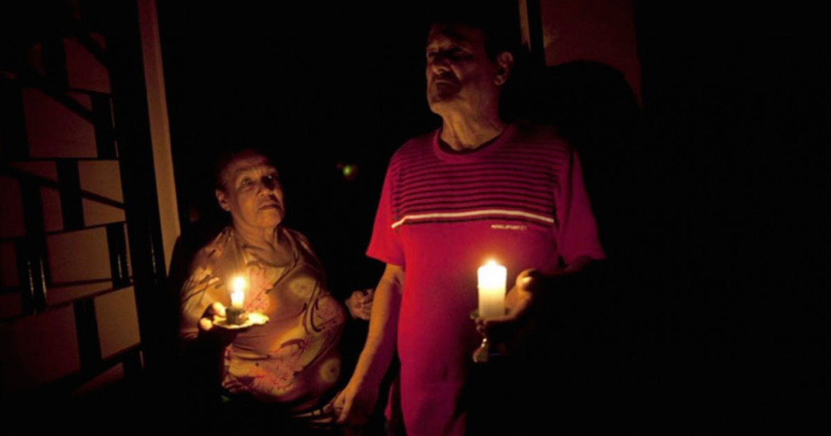 Cubanos en medio de un apagón © Twitter/Nuestro País