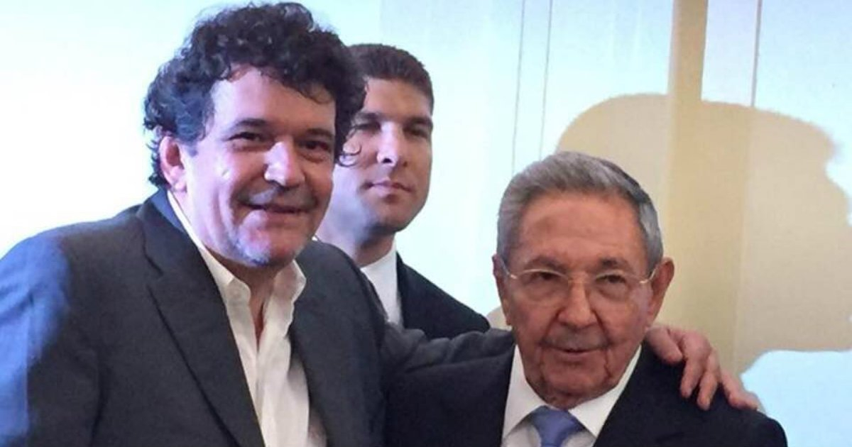 Edmundo García (izda.) junto a Raúl Castro y su nieto, al fondo © Facebook / Edmundo García
