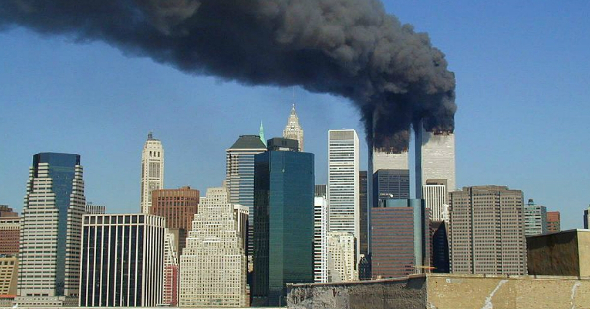Atentados terroristas del 11 de septiembre de 2001, minutos después del impacto de los aviones en las Torres Gemelas © Flickr / Michael Foran