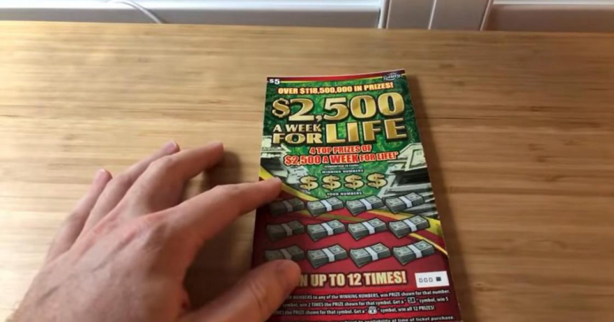 Boleto de juego raspadito de $ 2,500 A week for life © Captura de video de YouTube de Hágase rico o muera arañando
