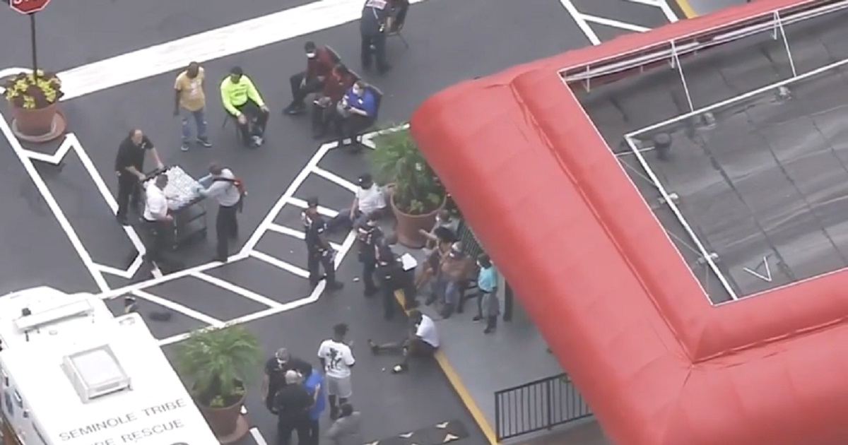 Personas atendidas tras el incidente en el casino © Captura de video / Local 10 News