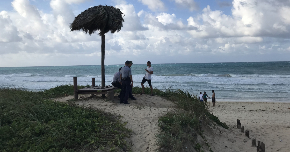 Policías en Santa María, Playas del Este (referencia) © CiberCuba 