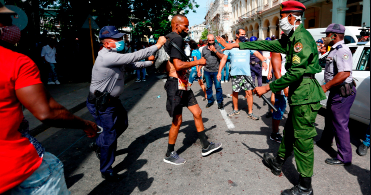 Manifestante detenido 11J © Captura pantalla/AFP/Infobae
