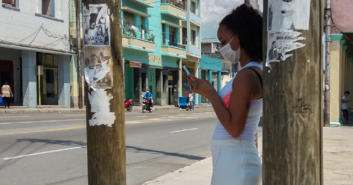 Joven cubana con teléfono móvil en La Habana. © CiberCuba
