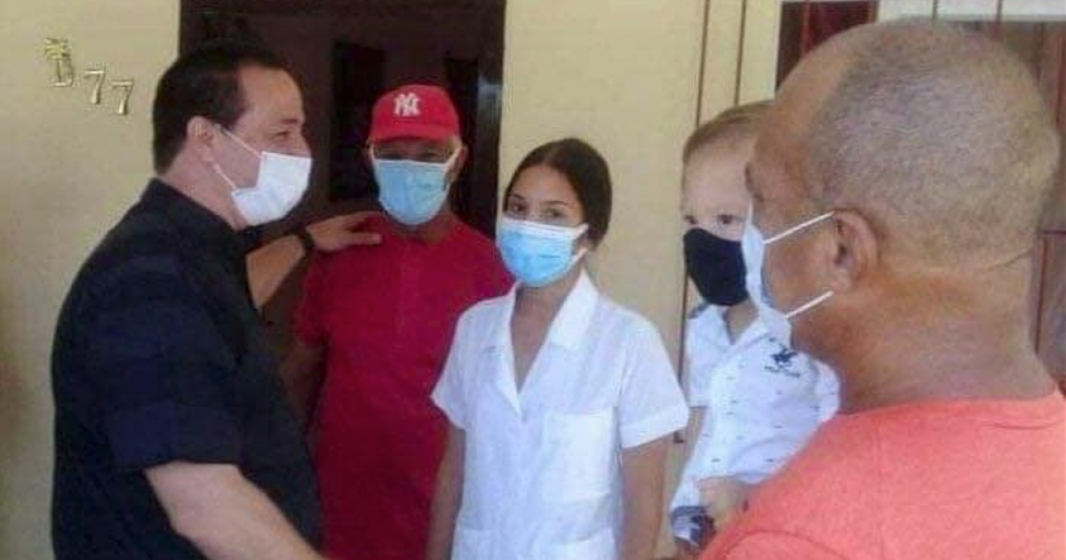 El Ministro visitó a familiares de los médicos secuestrados © Facebook/José Antonio Portal Miranda