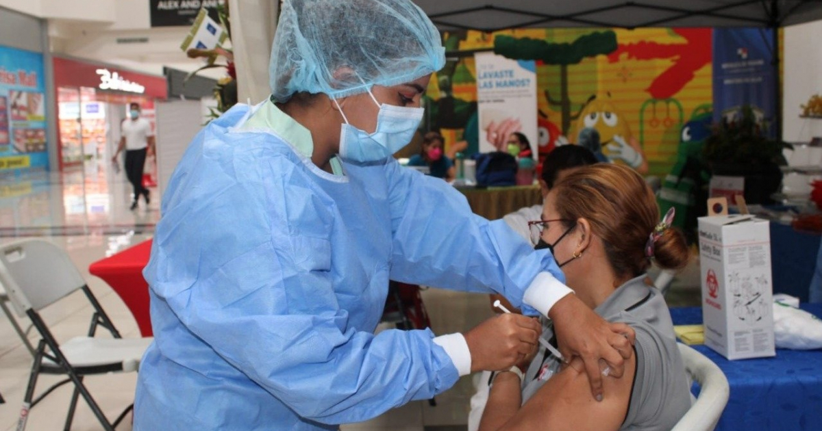 Vacunación contra el coronavirus n un centro comercial de Panamá) © Twitter/Ministerio de Salud de Panamá