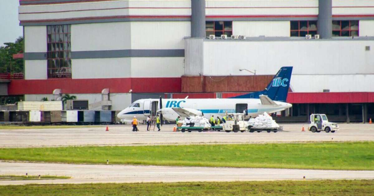 Avión de IBC Airways con carga humanitaria desde Miami a su llegada a La Habana © Facebook / AVIACION CUBANA Y DEL MUNDO / Hector Yoel Drago