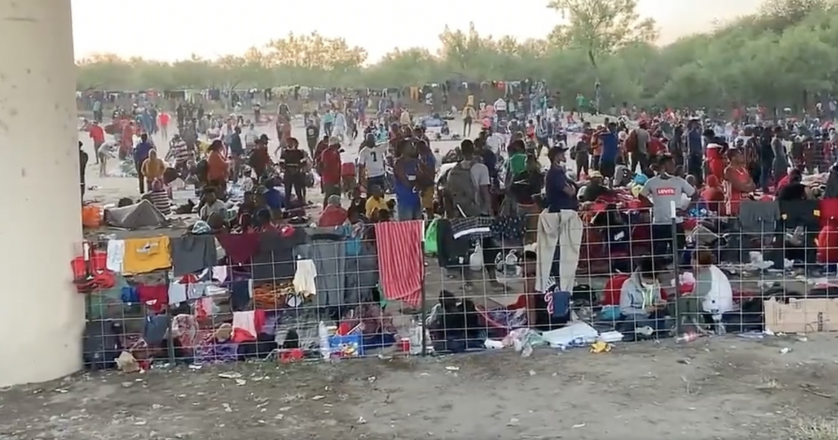Extenso campamento de migrantes en la frontera con Texas © Twitter / @JoelgsAlm