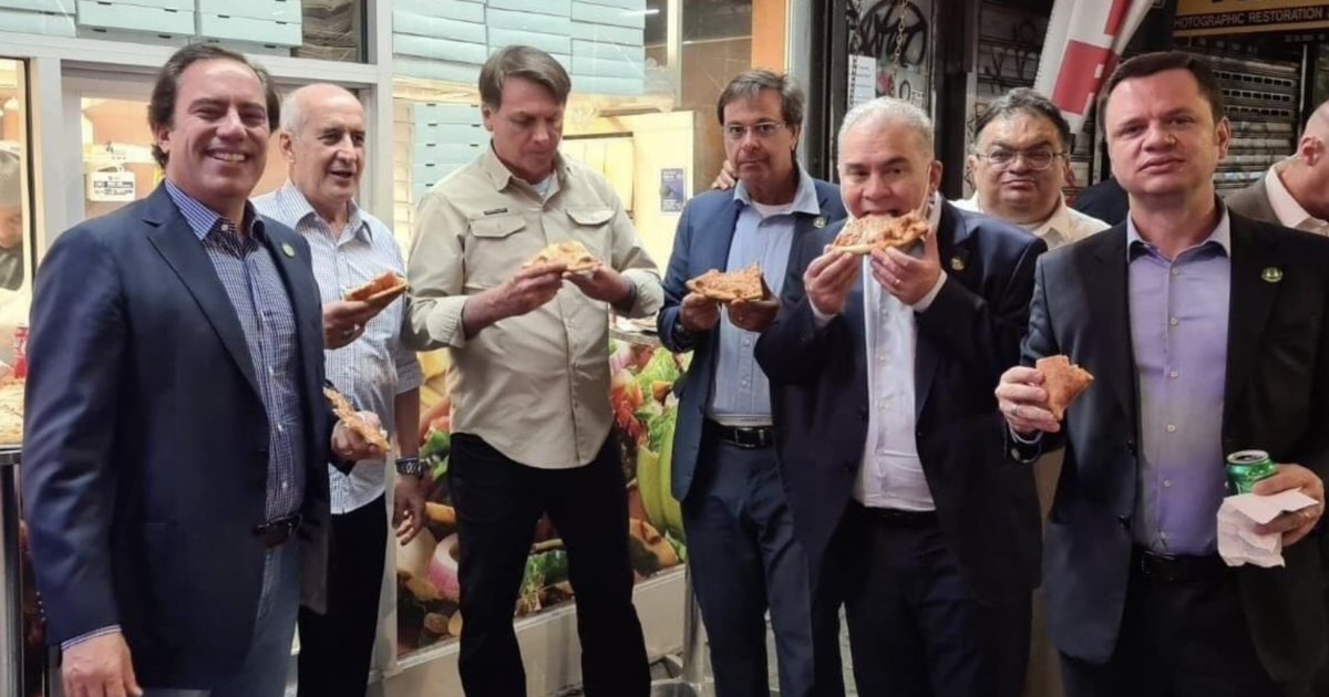 Jair Bolsonaro y su equipo comiendo pizza en Nueva York © Twitter / @gilsonmachadoneto