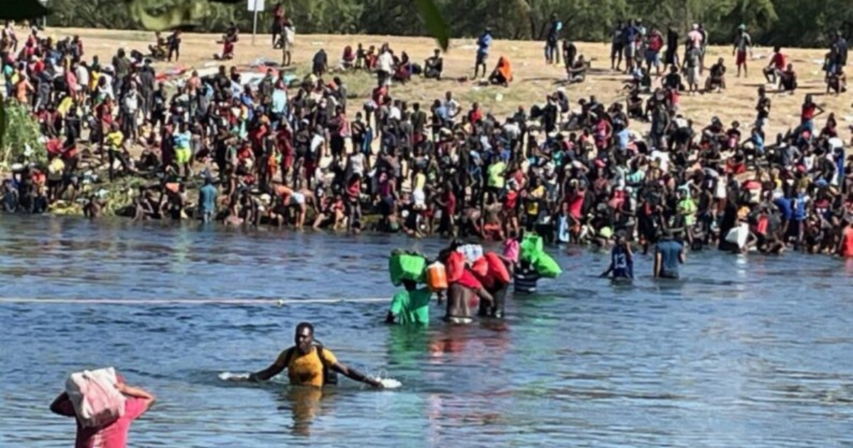 Migrantes atravesando el río Bravo © YouTube/screenshot-Telemundo 51