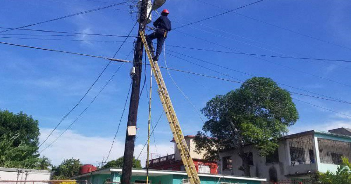 Trabajos de la Empresa Eléctrica de La Habana en San Miguel del Padrón (imagen de referencia). © Facebook / Empresa Eléctrica de La Habana