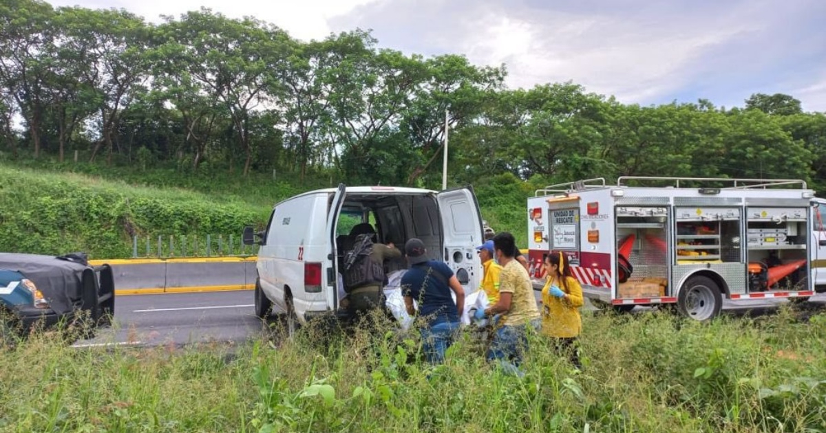 Autoridades locales mexicanas durante la atención a las víctimas del accidente © Twitter/ SSP Veracruz